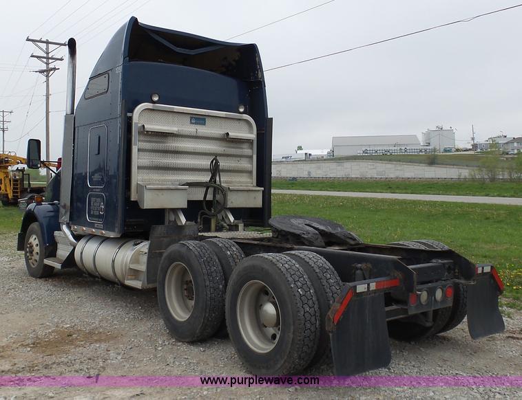 image for item K7944 2007 Kenworth T800 semi truck