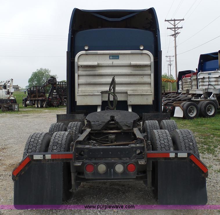 image for item K7944 2007 Kenworth T800 semi truck