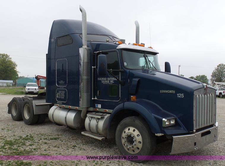 image for item K7944 2007 Kenworth T800 semi truck