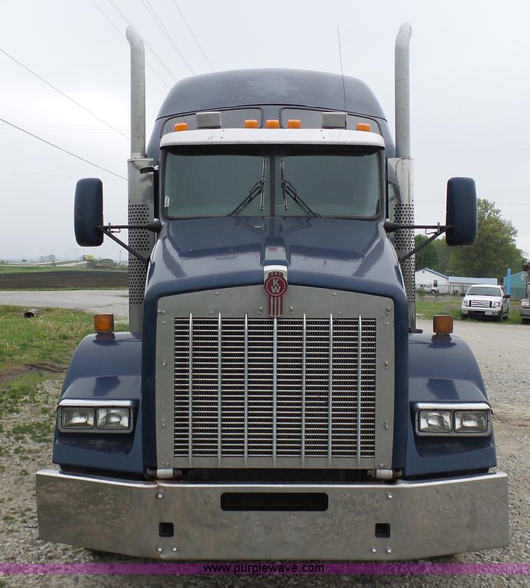 image for item K7944 2007 Kenworth T800 semi truck