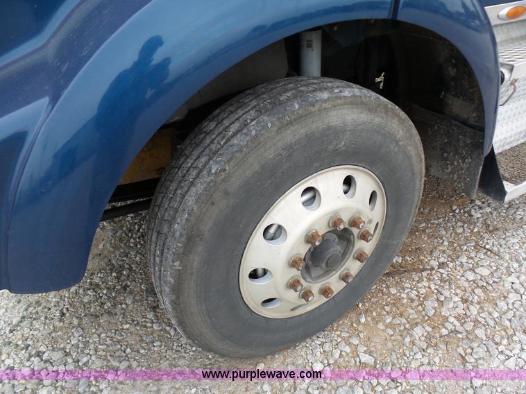 image for item K7944 2007 Kenworth T800 semi truck