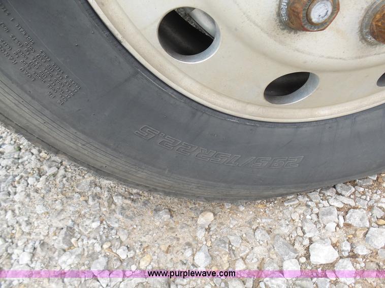 image for item K7944 2007 Kenworth T800 semi truck