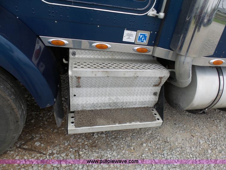 image for item K7944 2007 Kenworth T800 semi truck