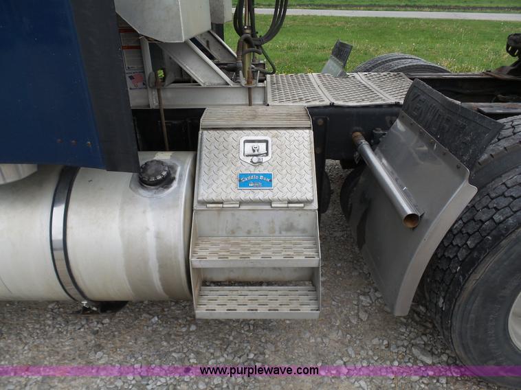 image for item K7944 2007 Kenworth T800 semi truck