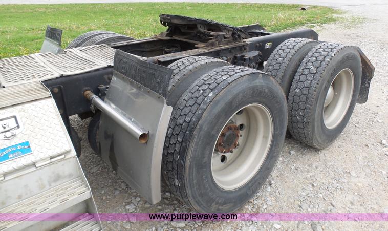 image for item K7944 2007 Kenworth T800 semi truck
