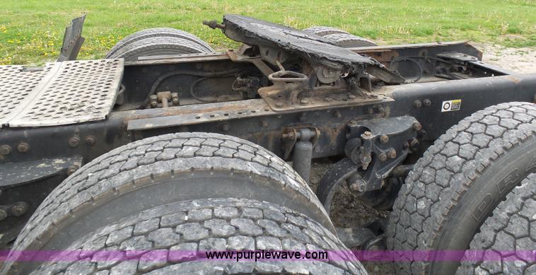 image for item K7944 2007 Kenworth T800 semi truck