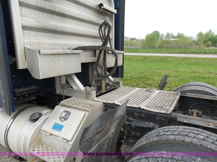 image for item K7944 2007 Kenworth T800 semi truck
