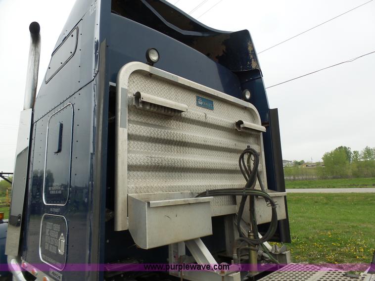 image for item K7944 2007 Kenworth T800 semi truck