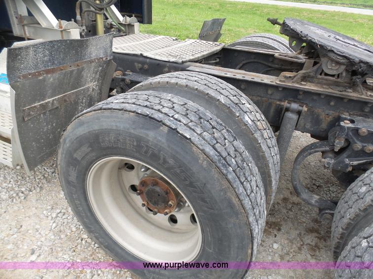 image for item K7944 2007 Kenworth T800 semi truck