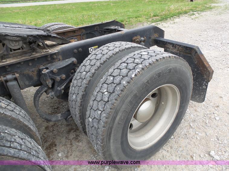 image for item K7944 2007 Kenworth T800 semi truck