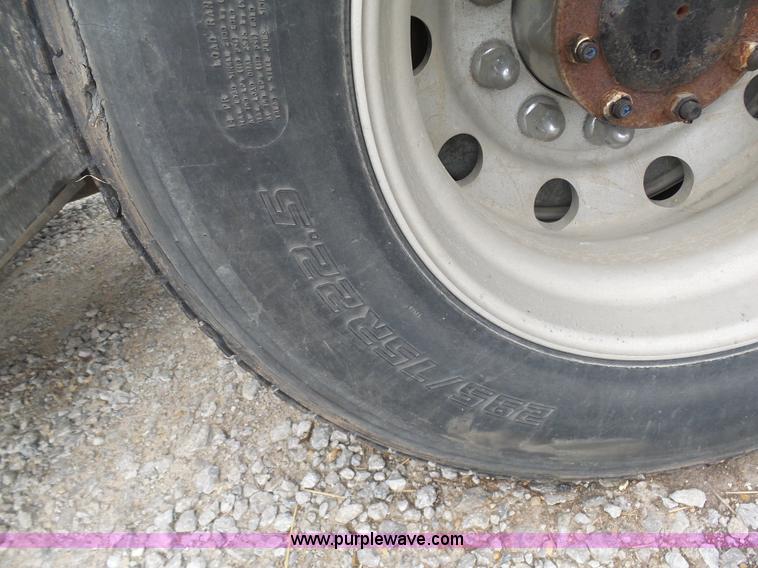 image for item K7944 2007 Kenworth T800 semi truck