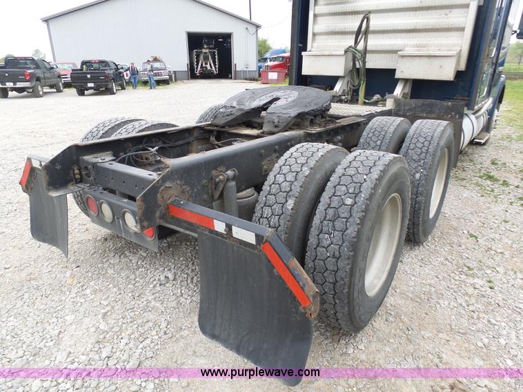 image for item K7944 2007 Kenworth T800 semi truck
