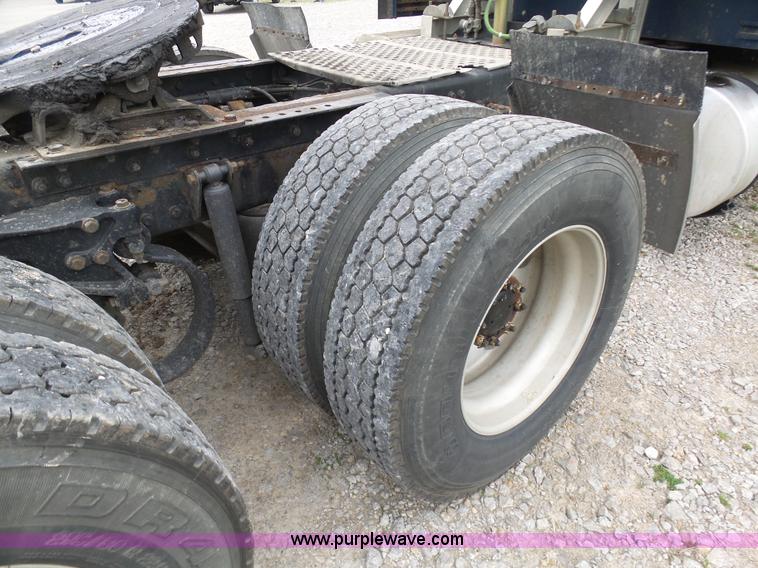 image for item K7944 2007 Kenworth T800 semi truck