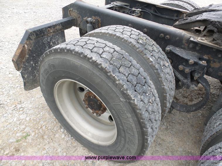 image for item K7944 2007 Kenworth T800 semi truck