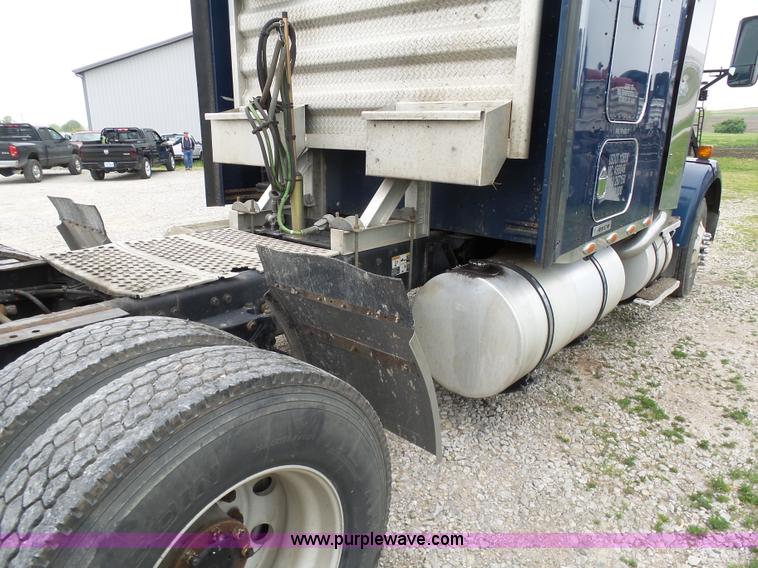 image for item K7944 2007 Kenworth T800 semi truck