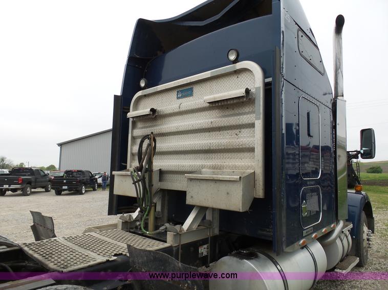 image for item K7944 2007 Kenworth T800 semi truck