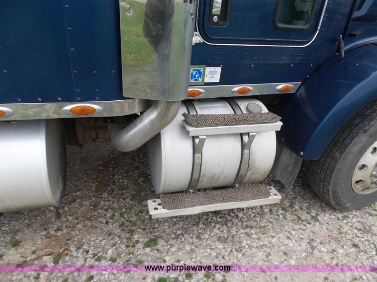 image for item K7944 2007 Kenworth T800 semi truck