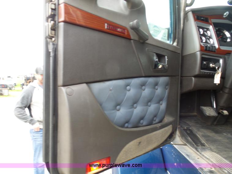 image for item K7944 2007 Kenworth T800 semi truck