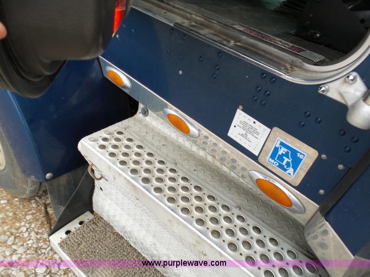 image for item K7944 2007 Kenworth T800 semi truck