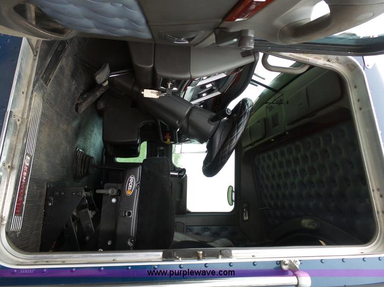 image for item K7944 2007 Kenworth T800 semi truck