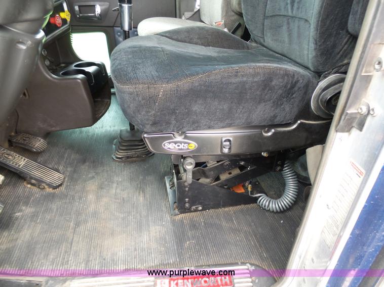 image for item K7944 2007 Kenworth T800 semi truck