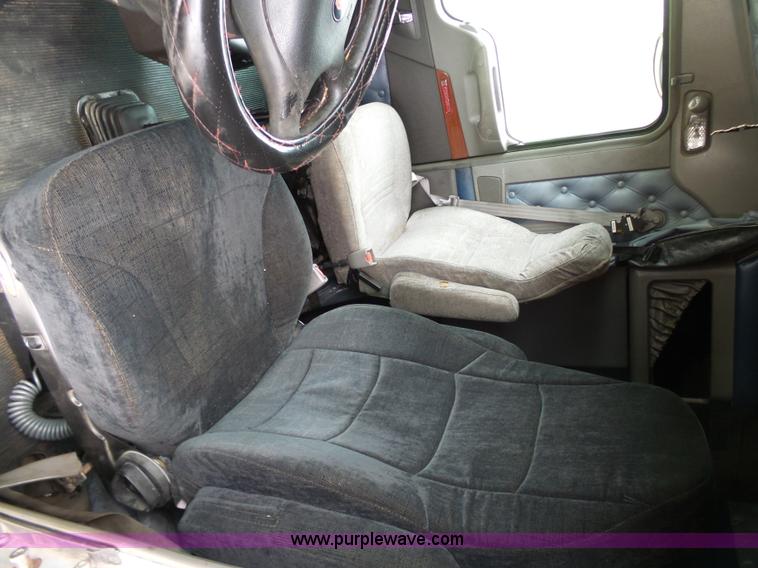 image for item K7944 2007 Kenworth T800 semi truck