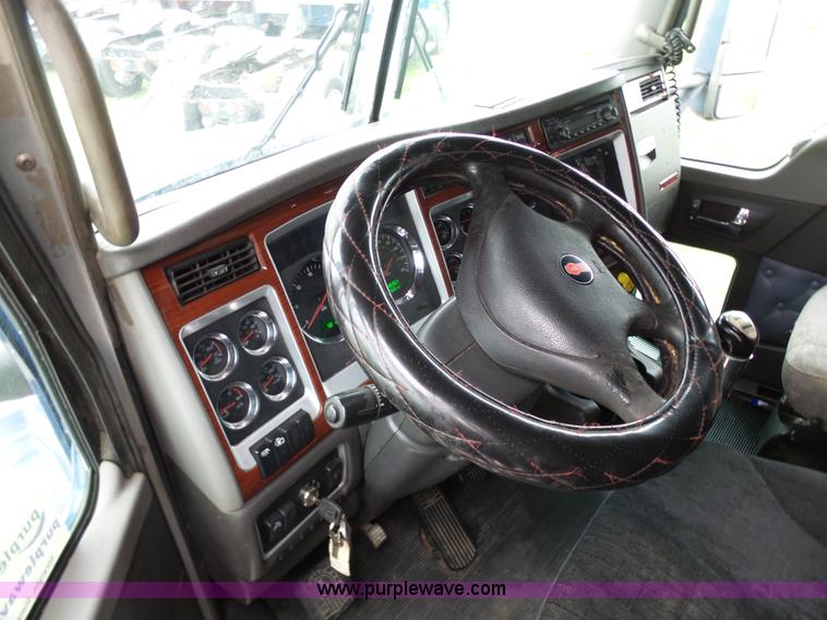 image for item K7944 2007 Kenworth T800 semi truck