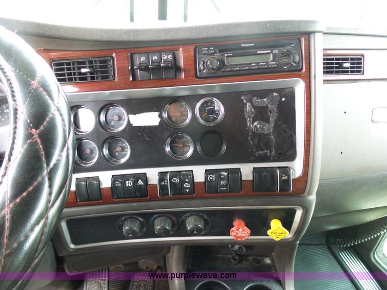 image for item K7944 2007 Kenworth T800 semi truck