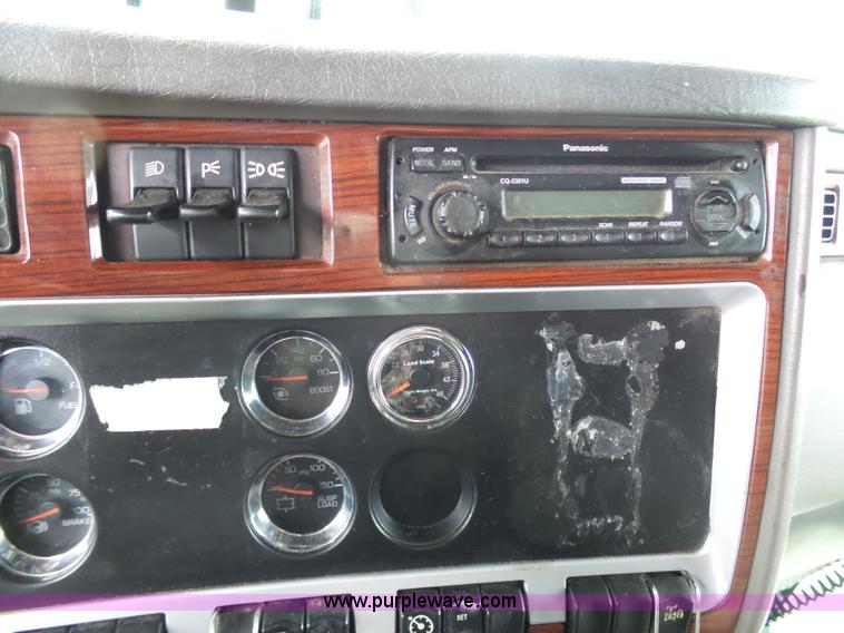 image for item K7944 2007 Kenworth T800 semi truck