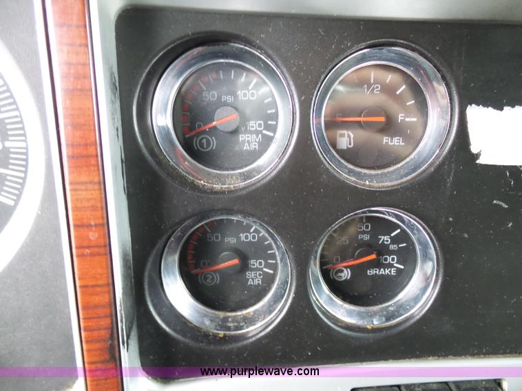 image for item K7944 2007 Kenworth T800 semi truck