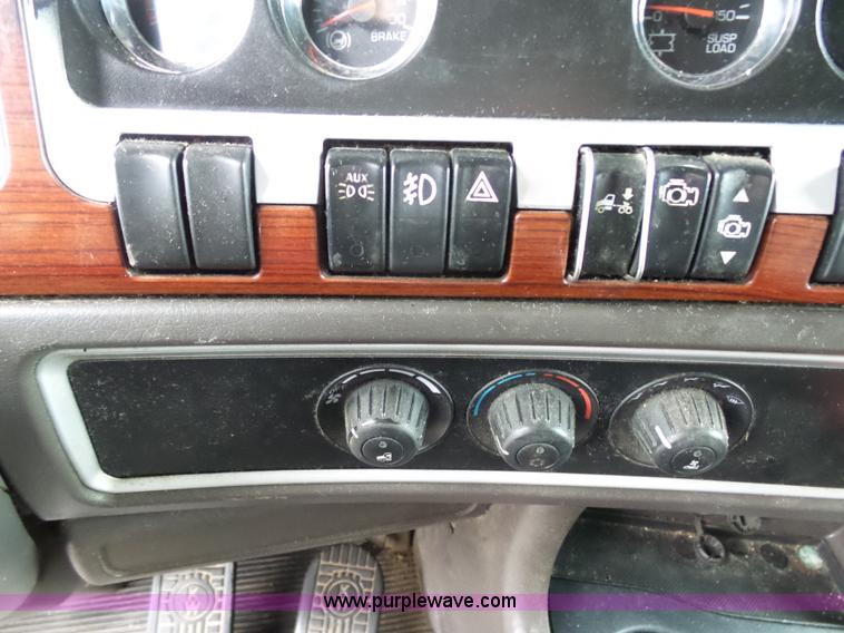 image for item K7944 2007 Kenworth T800 semi truck