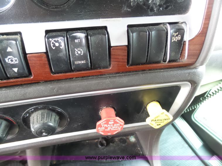 image for item K7944 2007 Kenworth T800 semi truck