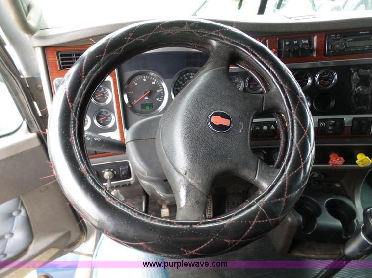 image for item K7944 2007 Kenworth T800 semi truck