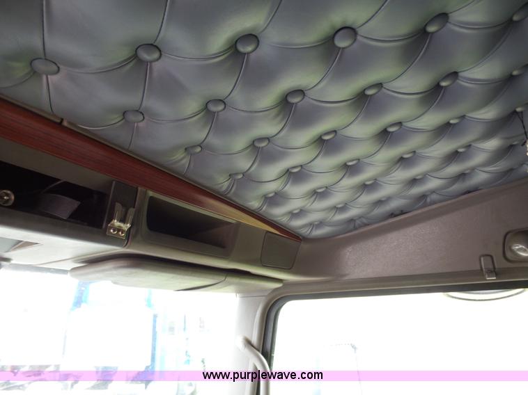 image for item K7944 2007 Kenworth T800 semi truck