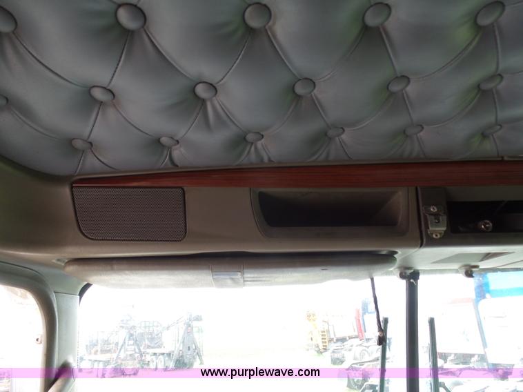 image for item K7944 2007 Kenworth T800 semi truck