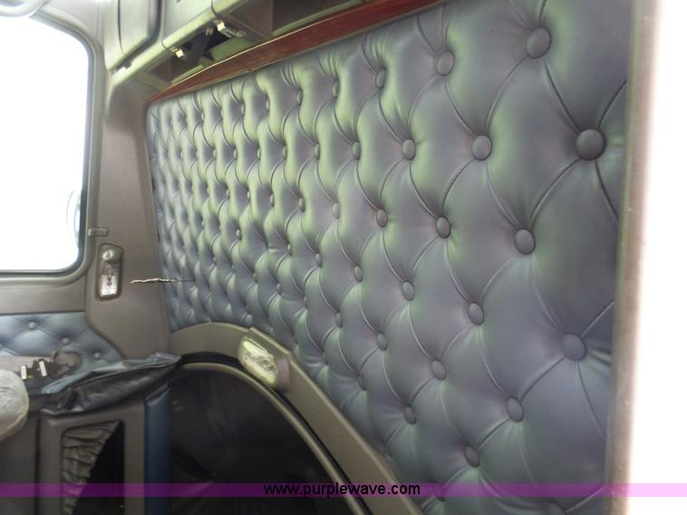 image for item K7944 2007 Kenworth T800 semi truck