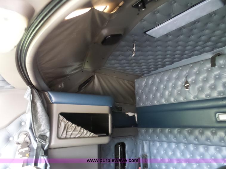 image for item K7944 2007 Kenworth T800 semi truck