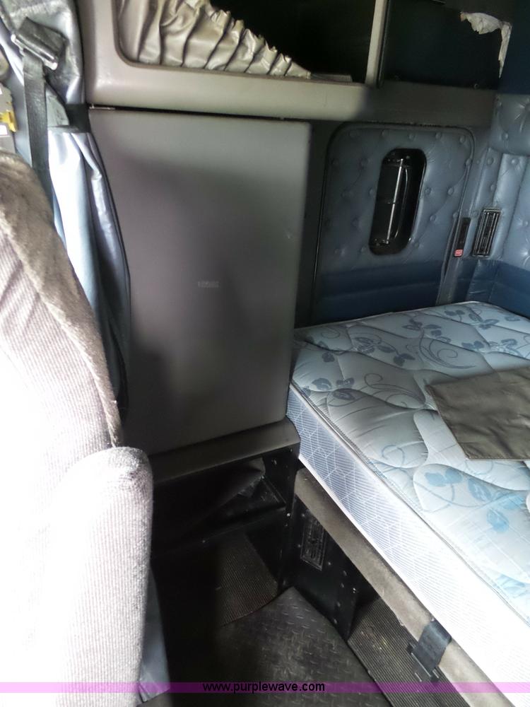 image for item K7944 2007 Kenworth T800 semi truck