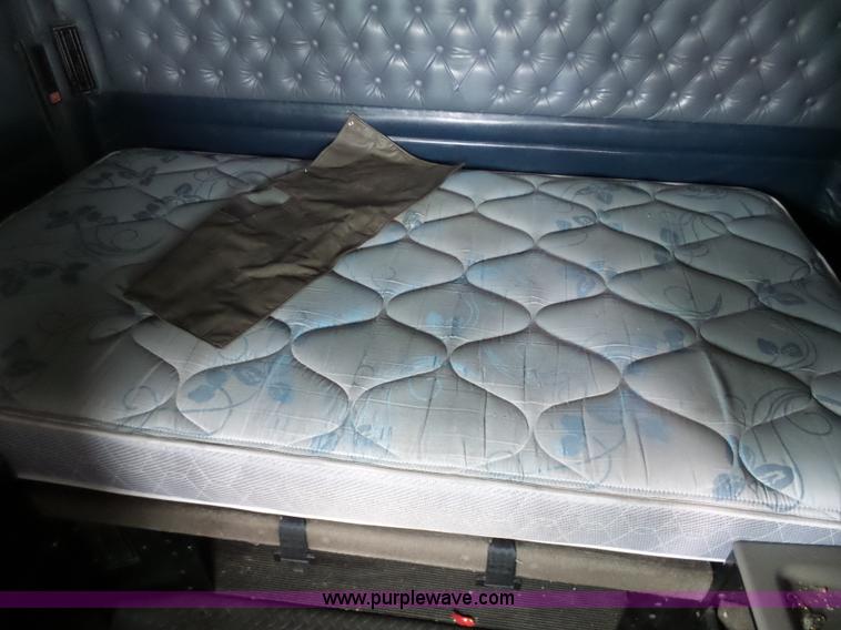 image for item K7944 2007 Kenworth T800 semi truck