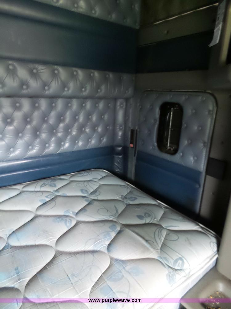 image for item K7944 2007 Kenworth T800 semi truck