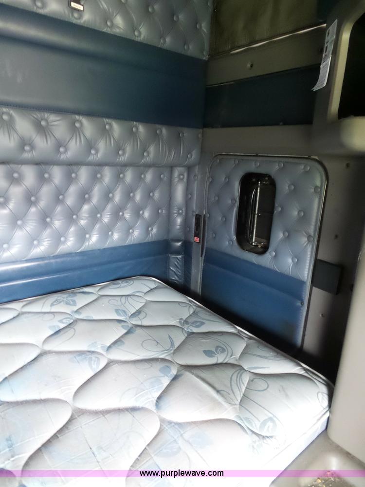 image for item K7944 2007 Kenworth T800 semi truck