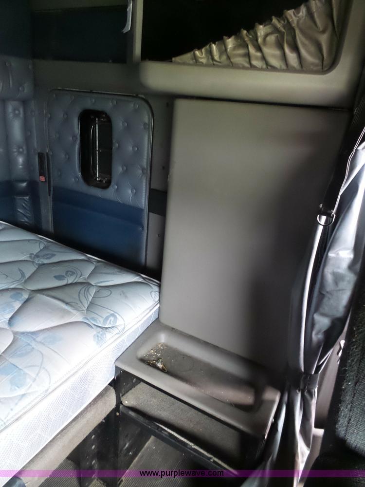 image for item K7944 2007 Kenworth T800 semi truck