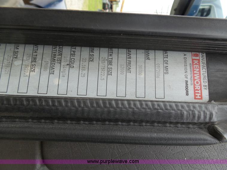 image for item K7944 2007 Kenworth T800 semi truck