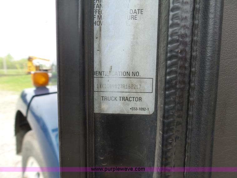 image for item K7944 2007 Kenworth T800 semi truck