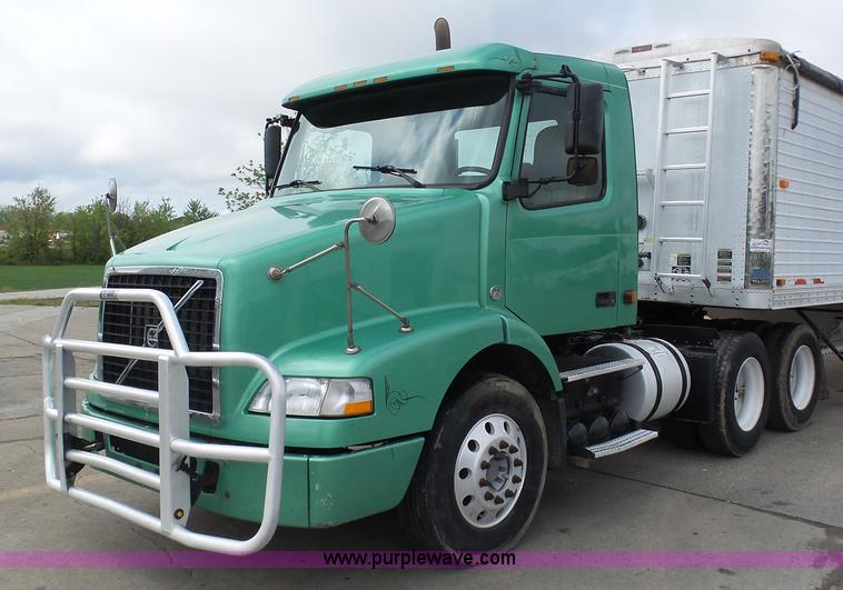 image for item K7962 2007 Volvo VNM semi truck