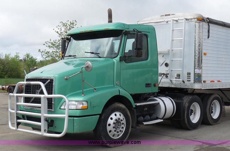 image for item K7962 2007 Volvo VNM semi truck