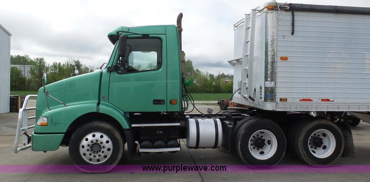 image for item K7962 2007 Volvo VNM semi truck