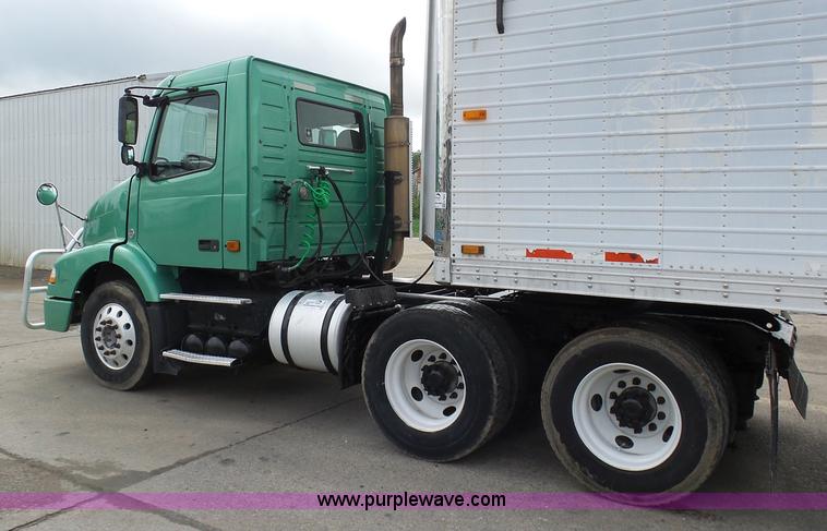 image for item K7962 2007 Volvo VNM semi truck