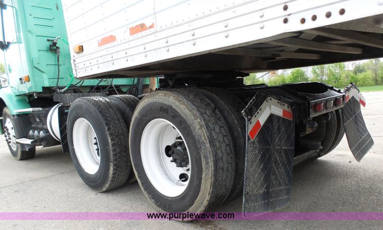 image for item K7962 2007 Volvo VNM semi truck