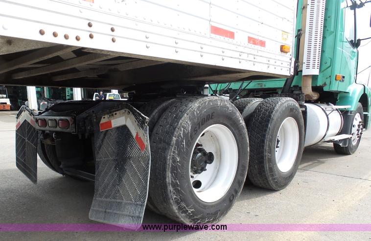 image for item K7962 2007 Volvo VNM semi truck